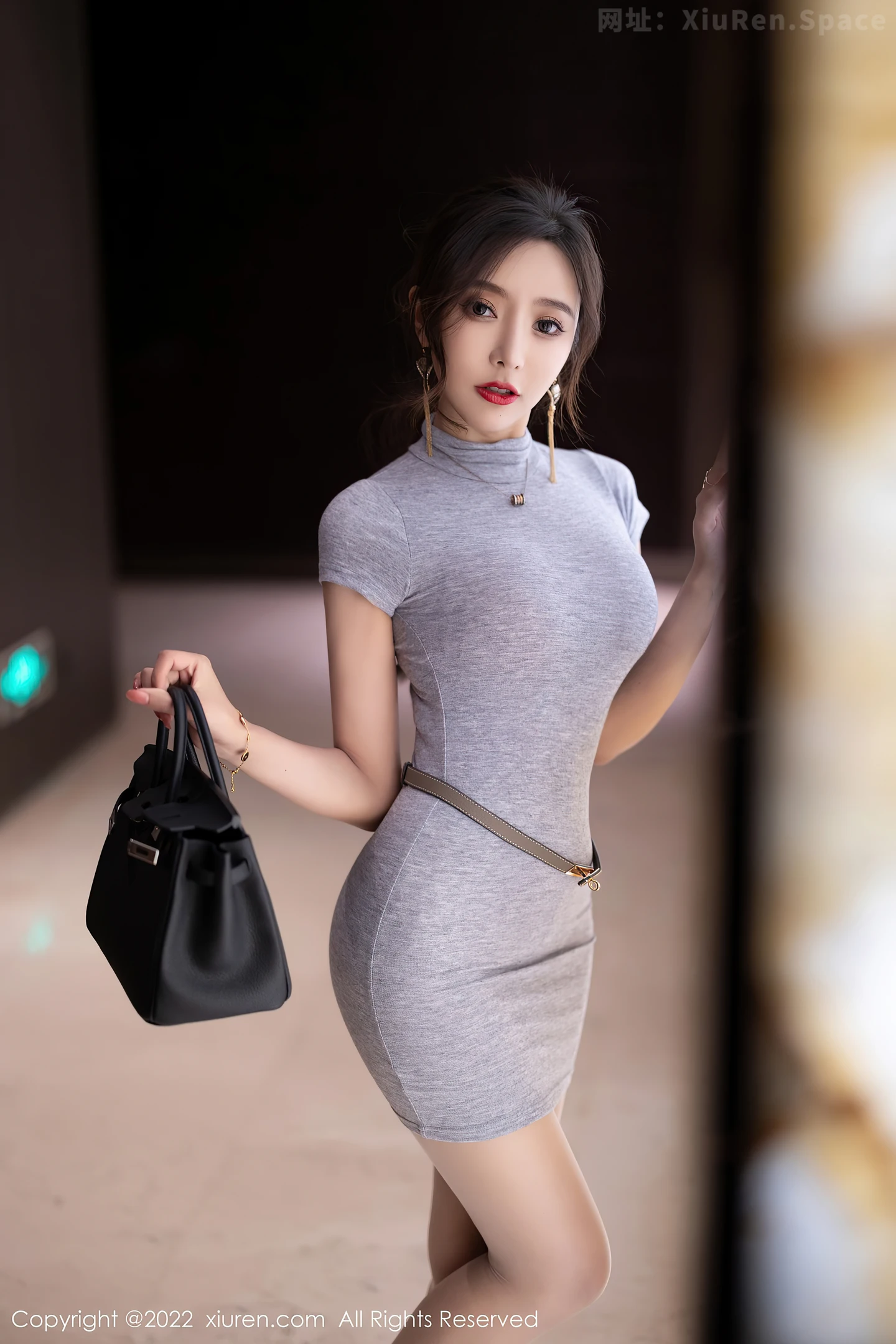 图片[2]-[XiuRen秀人网]VOL.4743 女神王馨瑶yanni灰色连衣裙半撩露超薄肉丝裤袜完美诱惑写真71P-秀人网官方网站